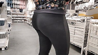 Bubble butts girls in tight yoga pants 2